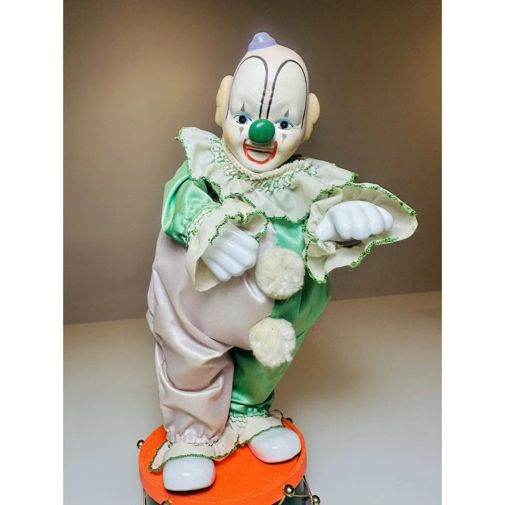 Victoria Ashlea Originals Benny Clown Music Box Plays Send In The Clowns